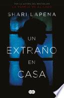 Libro Un extraño en casa / A Stranger in the House